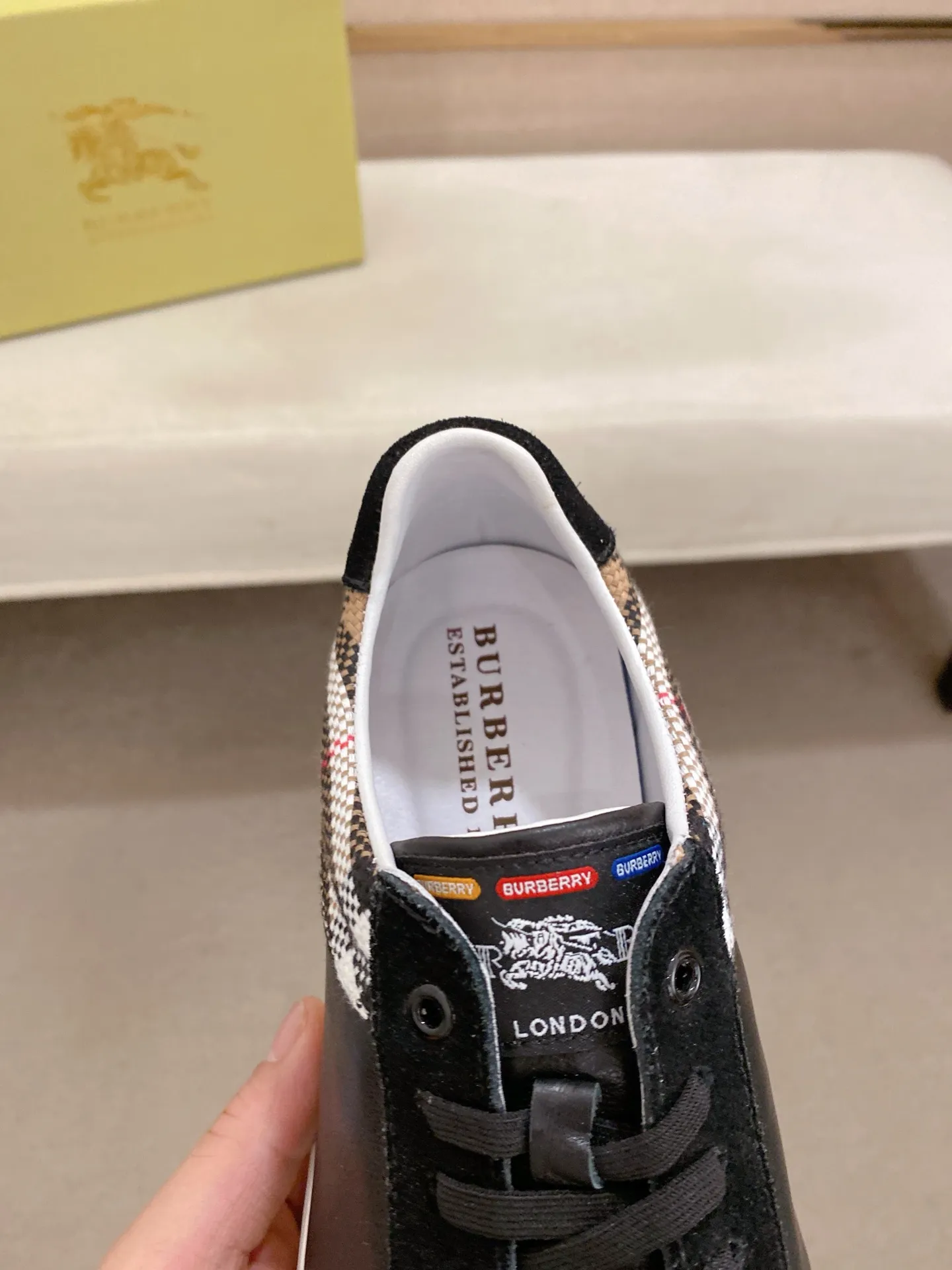 Men's shoes💰: 440💰🇮🇹🇮🇹The counters are synchronized with Burberry's top purchasing agents🔍🔍Synchronized sales. Positive code number: 38-44. Italian imported cowhide, fully imported sheepskin lining, sole: original sole provided by the original factory, exclusive movable molded sole, super comfortable, original factory follow-up order, 🔍🔍high quality, you can enter and leave the counter at will, welcome to compare (45 yuan for customization, no return or exchange)
